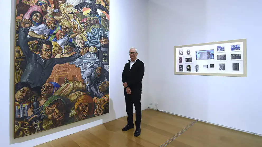 Costantini posa junto a la obra “Tragedia del pongo”, del artista boliviano Mario Alejandro Yllanes