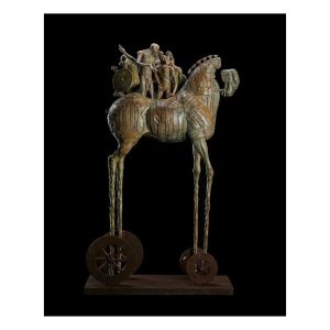 AUTOR: ANDRES VANEGAS TITULO: “CABALLO DE TROYA” AÑO: 2023 TÉCNICA: BRONCE A LA CERA PERDIDA DIMENSIONES: ALTO: 72 CM LARGO: 42 CM PROFUNDIDAD: 21 CM