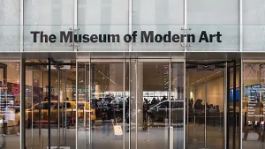 Además de sus colecciones permanentes, el MoMA se distingue por sus exposiciones temporales innovadoras, programas educativos y su compromiso con el diálogo cultural global. Su diseño arquitectónico combina elegancia y funcionalidad, proporcionando un espacio que invita a la contemplación y el descubrimiento. Es, sin duda, un epicentro cultural y un destino imprescindible para los amantes del arte.