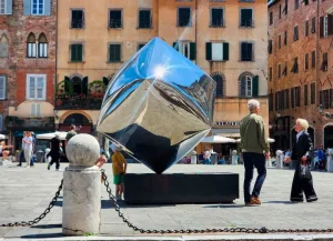 La nueva exposición del artista plástico paisa se encuentra ubicado a lo largo de las calles de esta ciudad de la Toscana italiana.