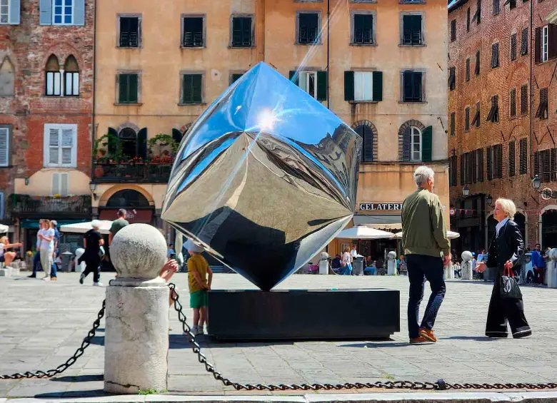 La nueva exposición del artista plástico paisa se encuentra ubicado a lo largo de las calles de esta ciudad de la Toscana italiana.