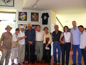 Encuentro en el Museo Rayo, Roldanillo, Colombia, abril de 2010. De izquierda a derecha: Pedro Alcántara, Mónika Herrán, Rodolfo Abularach, Omar Rayo, Alberto Otero, Elmar Rojas, Roberto Molano, María Luisa Bellido Gant, Rodrigo Gutiérrez Viñuales y Eduardo Tábara. Foto: gentileza.