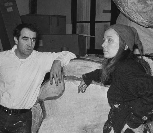 Los artistas Jean Tinguely y Niki de Saint Phalle, musa de Saint Laurent, se reencuentran en una exposición única