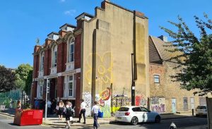 La disputa por la obra “Yellow Lines Flower Painter ” enfrenta a los dueños de un club nocturno de Londres con varios de sus empleados, tras la extracción y traslado del mural a Estados Unidos, sin consenso entre los fideicomisarios