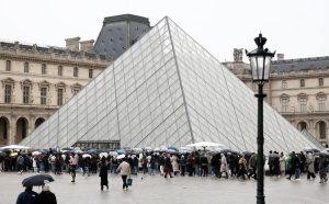 El Museo del Louvre, referente indiscutible de la historia del arte, decidió lanzar una propuesta singular: invitar a 100 artistas contemporáneos de todo el mundo a “imaginar una copia de una obra de su elección” de entre los 35.000 objetos que conforman sus colecciones