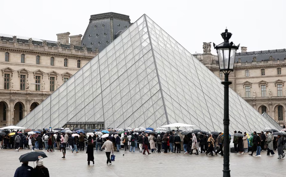 El Museo del Louvre, referente indiscutible de la historia del arte, decidió lanzar una propuesta singular: invitar a 100 artistas contemporáneos de todo el mundo a “imaginar una copia de una obra de su elección” de entre los 35.000 objetos que conforman sus colecciones