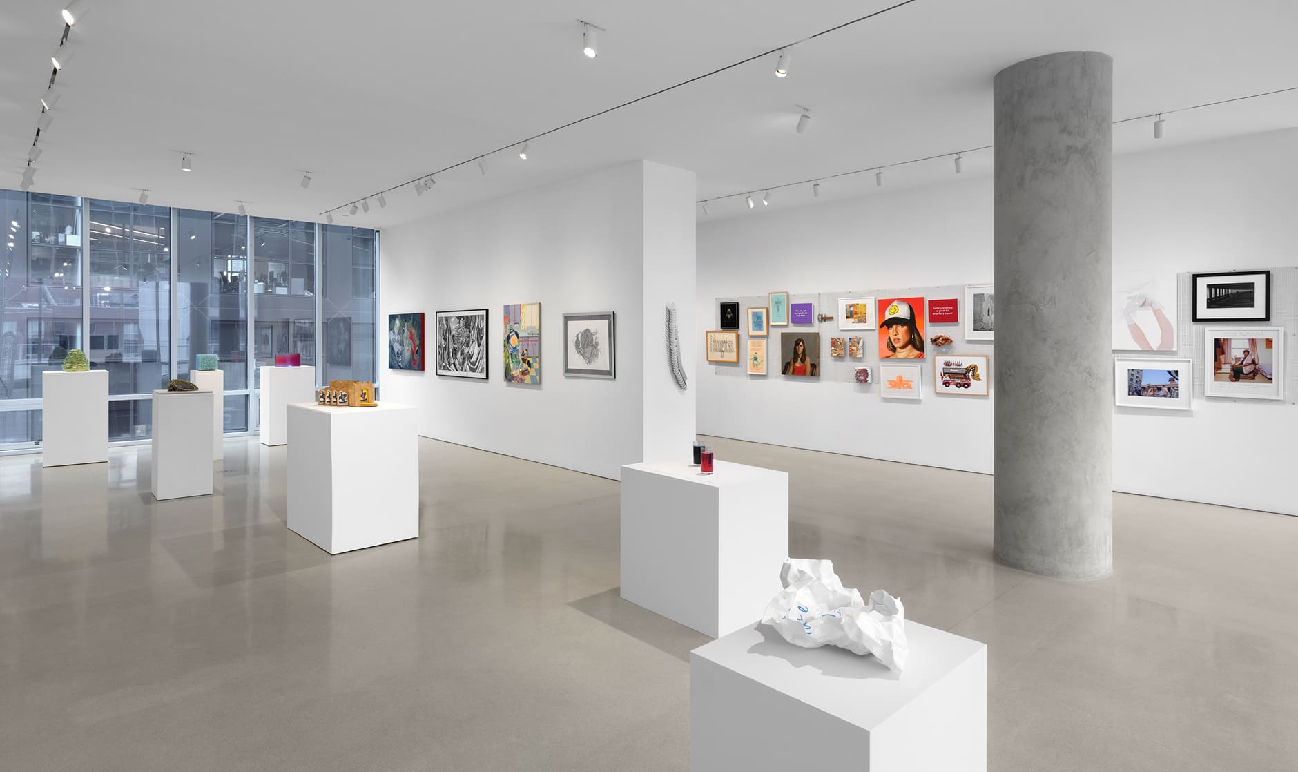 Zero Art Fair es un proyecto concebido por artistas que regala piezas a todo aquel que las quiera. No hay compra-venta, ni intermediarios ni siquiera precios, solo ganas de convivir con el arte y dar salida a la ingente producción de los creadores contemporáneos. Bueno, pero “con condiciones”