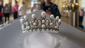 La corona de la emperatriz Eugenia exhibida en el Museo del LouvreFuente de la imagen,Getty Images Pie de foto,La corona de la emperatriz Eugenia, uno de las piezas que fue robada en el Museo del Louvre