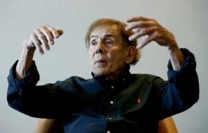 David Manzur y el mejor secreto del arte colombiano: el museo al aire libre de la Universidad de Antioquia El maestro David Manzur donó una escultura que se une a un conjunto alucinante que vale la pena descubrir.