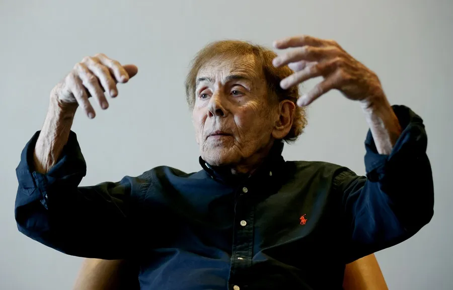 David Manzur y el mejor secreto del arte colombiano: el museo al aire libre de la Universidad de Antioquia El maestro David Manzur donó una escultura que se une a un conjunto alucinante que vale la pena descubrir.