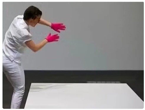 En Brasil vendieron una escultura invisible y el comprador recibió un certificado y nada más