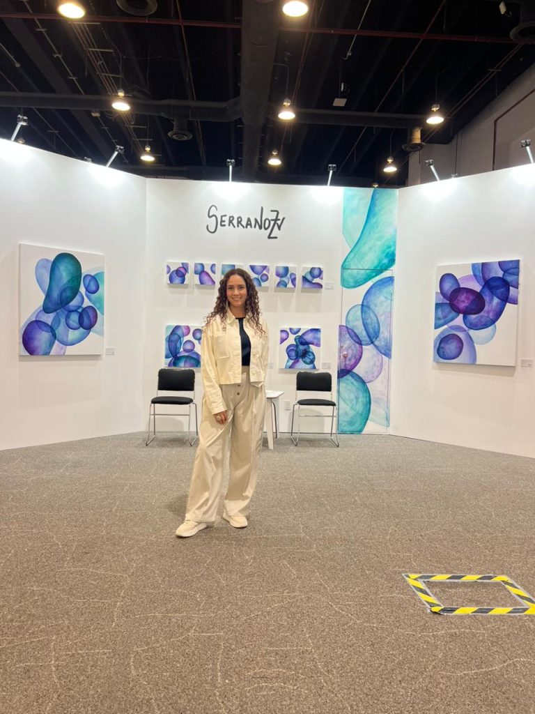 Serendipia habla de esos hallazgos afortunados que llegan cuando no los buscamos, de los encuentros que parecen guiados por una fuerza invisible. En el arte, la serendipia se manifiesta cuando el color, la materia