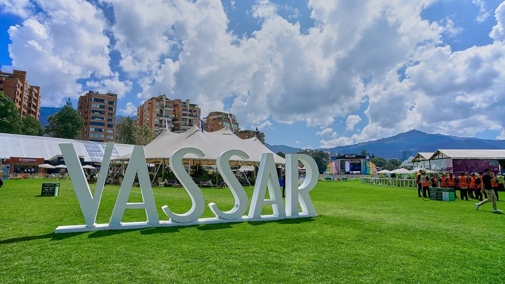 En el corazón del Pabellón 3 de Vassar Bogotá, un espacio que celebra las artes plásticas, escultóricas, literarias y funcionales, Más Arte Más Ciudad se abre paso con una propuesta que cautiva desde el primer vistazo. Este año, nuestro stand 304 se convierte en un territorio donde la materia cobra vida y el color se vuelve movimiento.