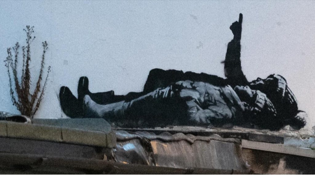 Niños y estrellas: Banksy revela un nuevo mural en Londres y despierta debate sobre su significado