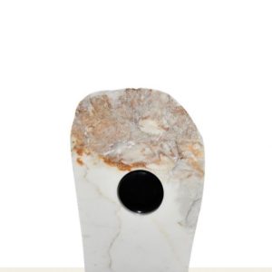 Artista: Hernán Hernández Título: Baham Técnica: Marmol de Carrara Medidas: 37 x 34 x 13 cm Año: 2023 Precio: $ 5.000 usd