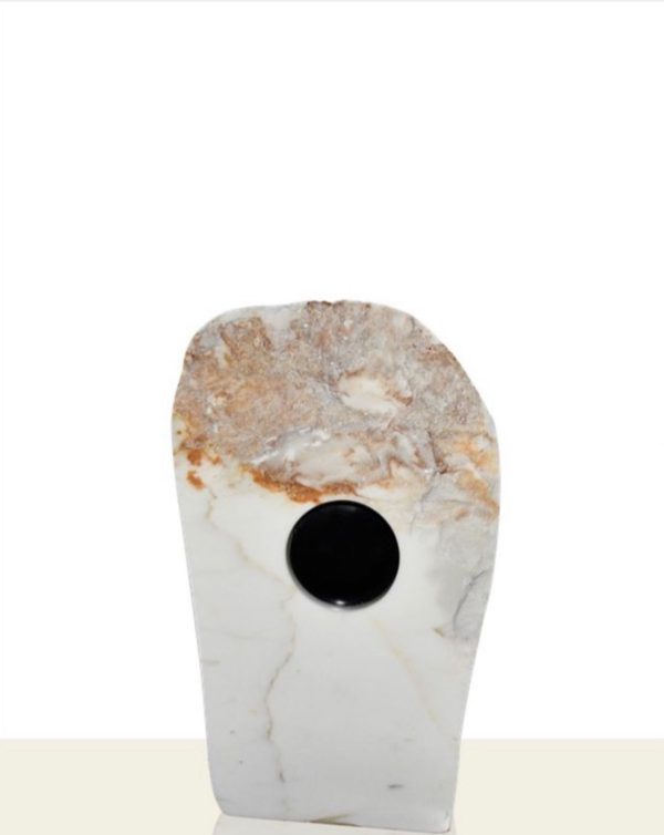 Artista: Hernán Hernández Título: Baham Técnica: Marmol de Carrara Medidas: 37 x 34 x 13 cm Año: 2023 Precio: $ 5.000 usd