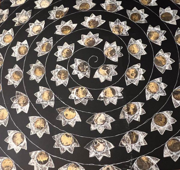 Artista: Jorge Ortiz Título: El Jardín de las delicias Técnica: Químicos fotográficos y tiza sobre MDF Medidas: 300 x 300 cm Año: 2023 Precio: 15.000 usd