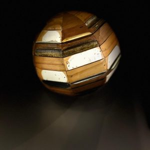 Artista: Alejandro Tobón Título: Esfera Técnica: Madera Medidas: 25 cm diámetro Año: 2020 Precio: $ 5.000 usd