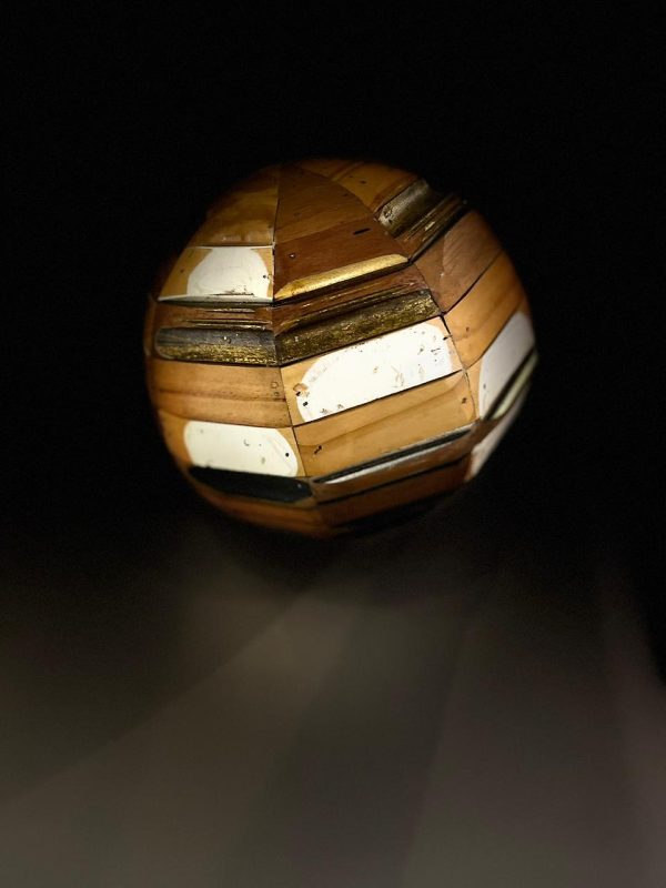 Artista: Alejandro Tobón Título: Esfera Técnica: Madera Medidas: 25 cm diámetro Año: 2020 Precio: $ 5.000 usd
