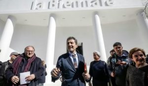 Terremoto en la Bienal de Venecia: el jurado dimite en bloque y los premios los decidirá el público