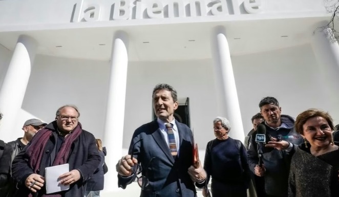 Terremoto en la Bienal de Venecia: el jurado dimite en bloque y los premios los decidirá el público