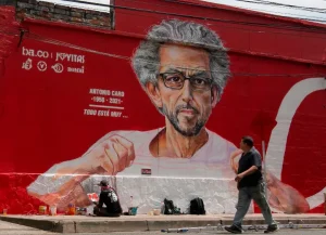 Desde este fin de semana, todo aquel que pase por la carrera 44, la vía que conecta Barrio Colombia con Ciudad del Río, se encontrará con un mural que, no solo por su tamaño, sino también por su intenso color rojo, es imposible no detenerse a mirar.