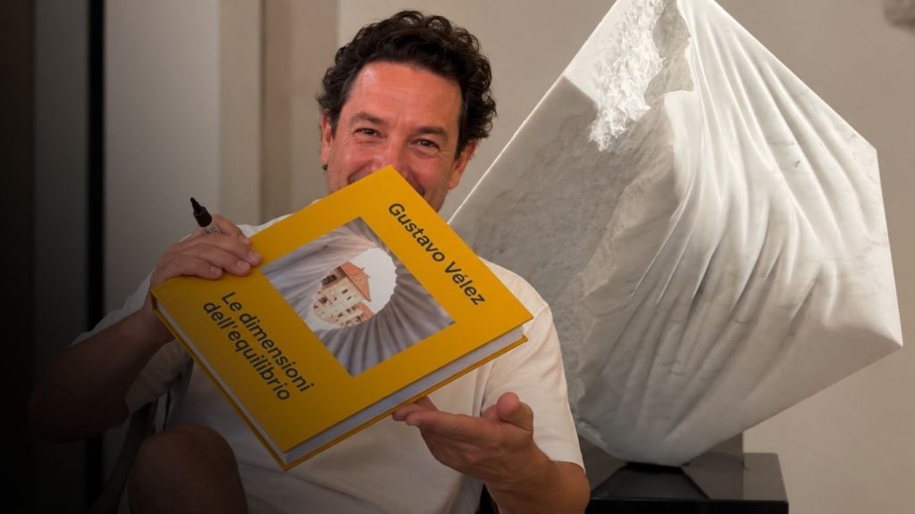 Gustavo Vélez hace historia en Italia: el escultor de Medellín que transforma la Ciudad del Mármol